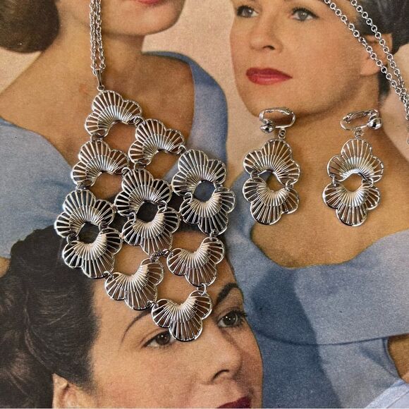 Elegant Silver Matching Jewelry Set - Picture 2 of 3